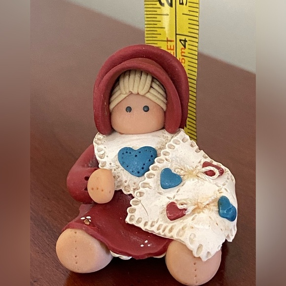 Small Clay Woman in Bonnet Sewing a Quilt - Crafting - Picture 11 of 11